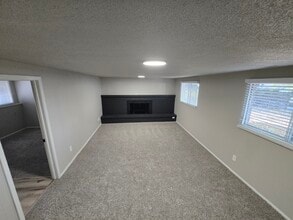 4711 Bella Dr, Unit 1 in Colorado Springs, CO - Foto de edificio - Building Photo