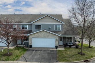 Stone Brook Condominiums in River Falls, WI - Foto de edificio - Building Photo
