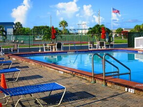 3150 N Atlantic Ave, Unit 23-330 in Cocoa Beach, FL - Foto de edificio - Building Photo