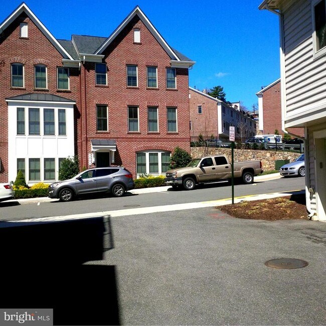 3314 S Kemper Rd in Arlington, VA - Building Photo - Building Photo