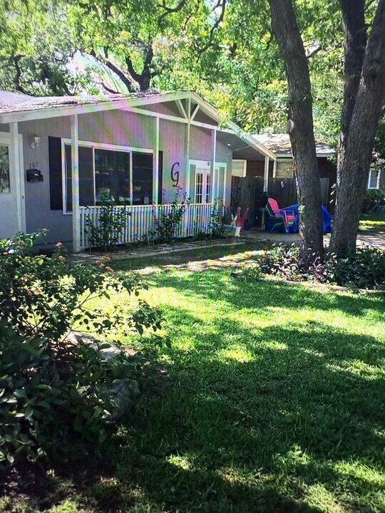 707 Vogel Ave in Rockdale, TX - Building Photo