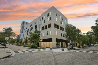 Vine on Clematis in West Palm Beach, FL - Foto de edificio - Building Photo