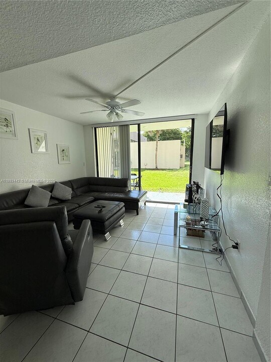 8000 SW 149th Ave in Miami, FL - Building Photo