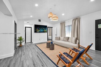 7335 SW 104th St in Kendall, FL - Foto de edificio - Building Photo