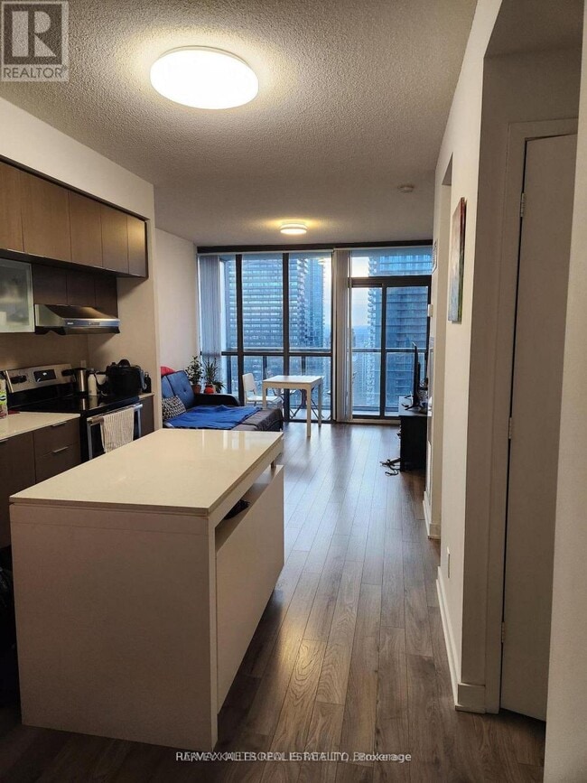 110 Charles St E in Toronto, ON - Building Photo - Building Photo