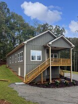 3853 Honeysuckle Rd in Gainesville, GA - Building Photo