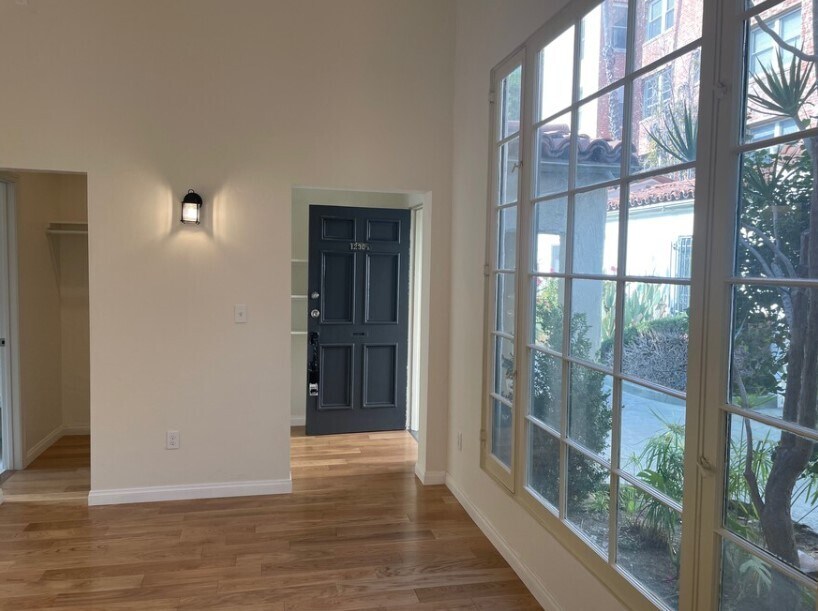 1230-1232 N Flores St in West Hollywood, CA - Foto de edificio