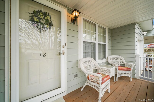 18 Summerfield Cir in Central Islip, NY - Foto de edificio - Building Photo