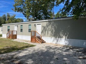 1085 Spring Bay Rd in East Peoria, IL - Building Photo