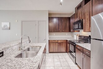 121 E Freedom Way in Cincinnati, OH - Building Photo - Building Photo