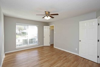 Residences at White Rock Lake in Dallas, TX - Foto de edificio - Interior Photo