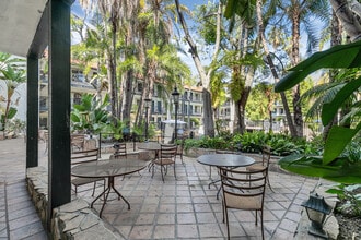 Vanllee in Covina, CA - Foto de edificio - Building Photo