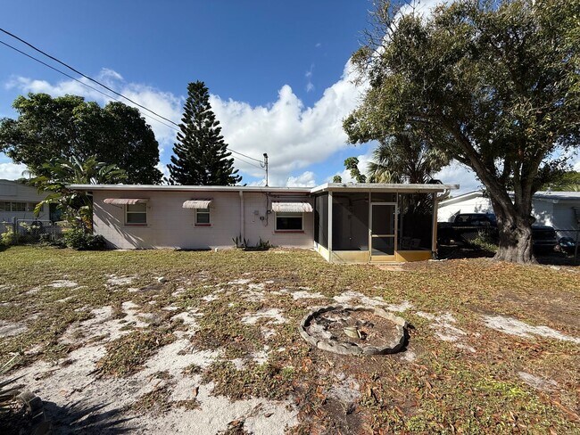 1601 NE Maureen Ct in Jensen Beach, FL - Building Photo - Building Photo