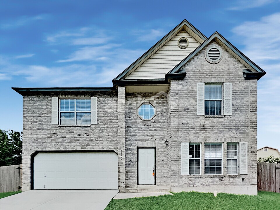 8302 Parry Path in Converse, TX - Building Photo