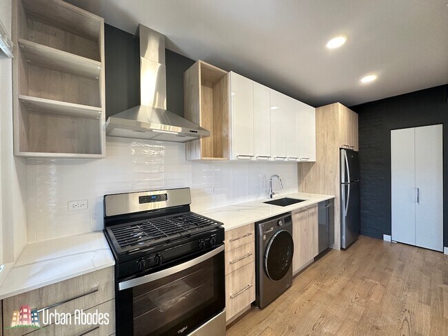 2437 W Walton St, Unit 2R