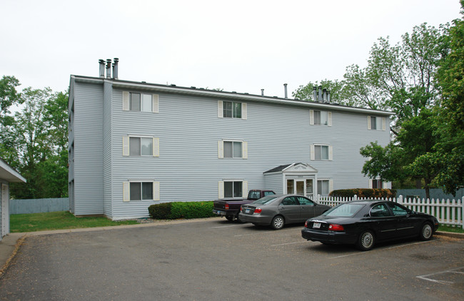 Winthrop Court in Bloomington, MN - Building Photo - Building Photo