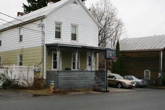 96 Walworth St in Saratoga Springs, NY - Foto de edificio - Building Photo