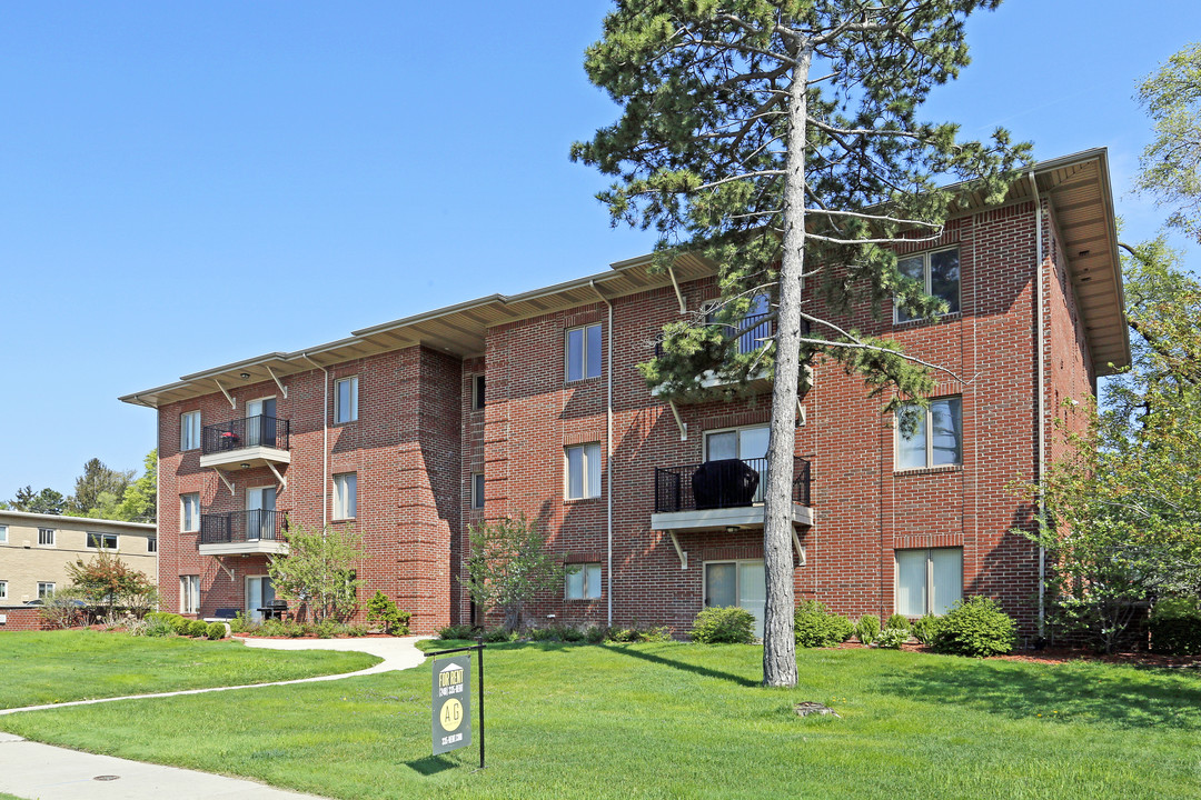 Pinecrest in Birmingham, MI - Building Photo