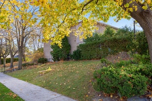 11 Elkhorn Dr in Toronto, ON - Building Photo