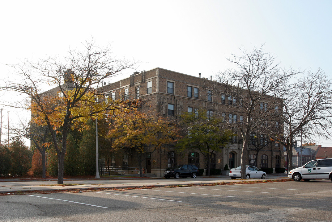 297 W Clay Ave in Muskegon, MI - Building Photo