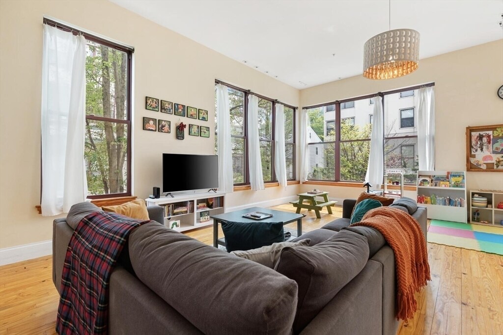 87 Brookside Ave, Unit C in Boston, MA - Building Photo