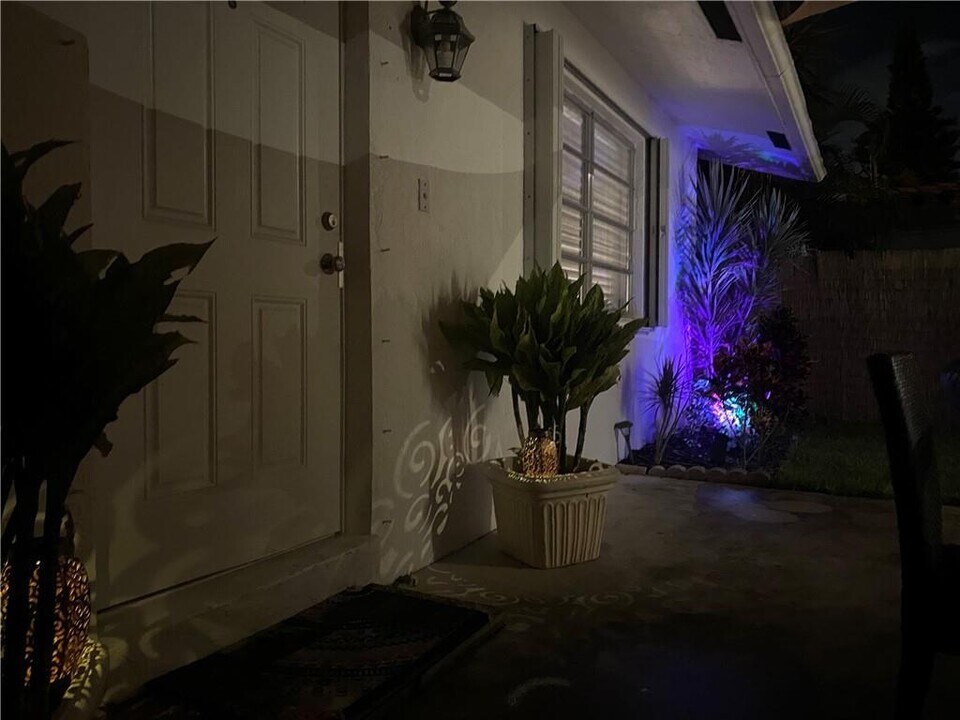 1607 NE 15th Ave-Unit -B1 WEST in Fort Lauderdale, FL - Foto de edificio