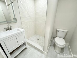 147 E Cottage St, Unit 1 in Boston, MA - Foto de edificio - Building Photo