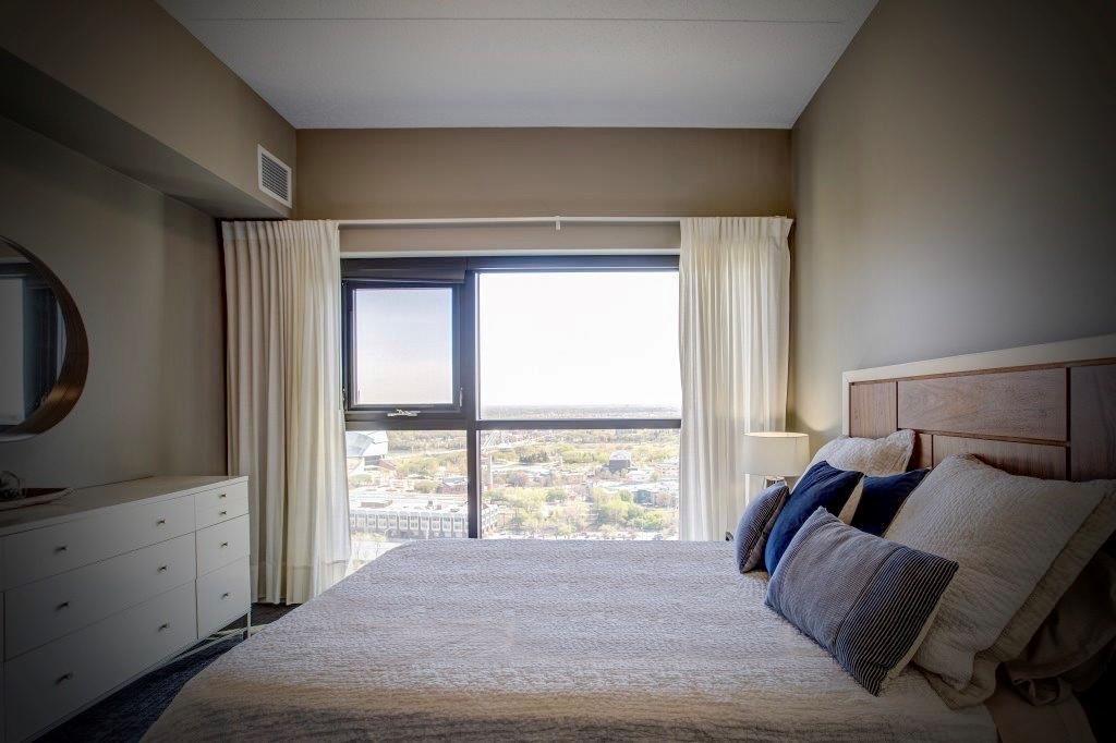 300 Assiniboine in Winnipeg, MB - Building Photo