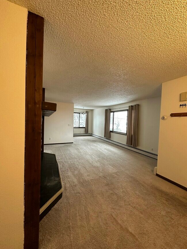 8327 Jewel Lake Rd in Anchorage, AK - Building Photo - Building Photo