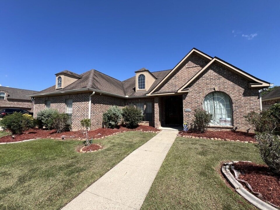 3031 Audubon Ct in Zachary, LA - Foto de edificio