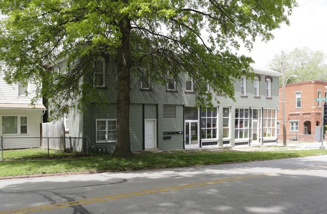 900 S Broadway St in Leavenworth, KS - Foto de edificio - Building Photo