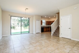 1466 Pacific Rd in Poinciana, FL - Foto de edificio - Building Photo