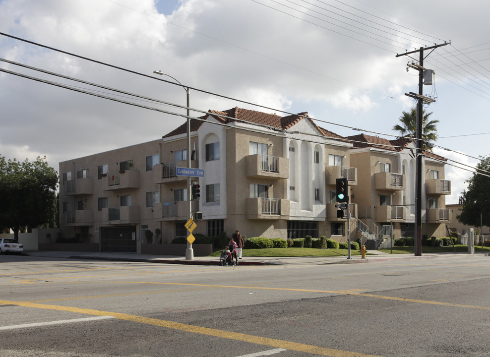 7020 Coldwater Canyon Ave in North Hollywood, CA - Building Photo