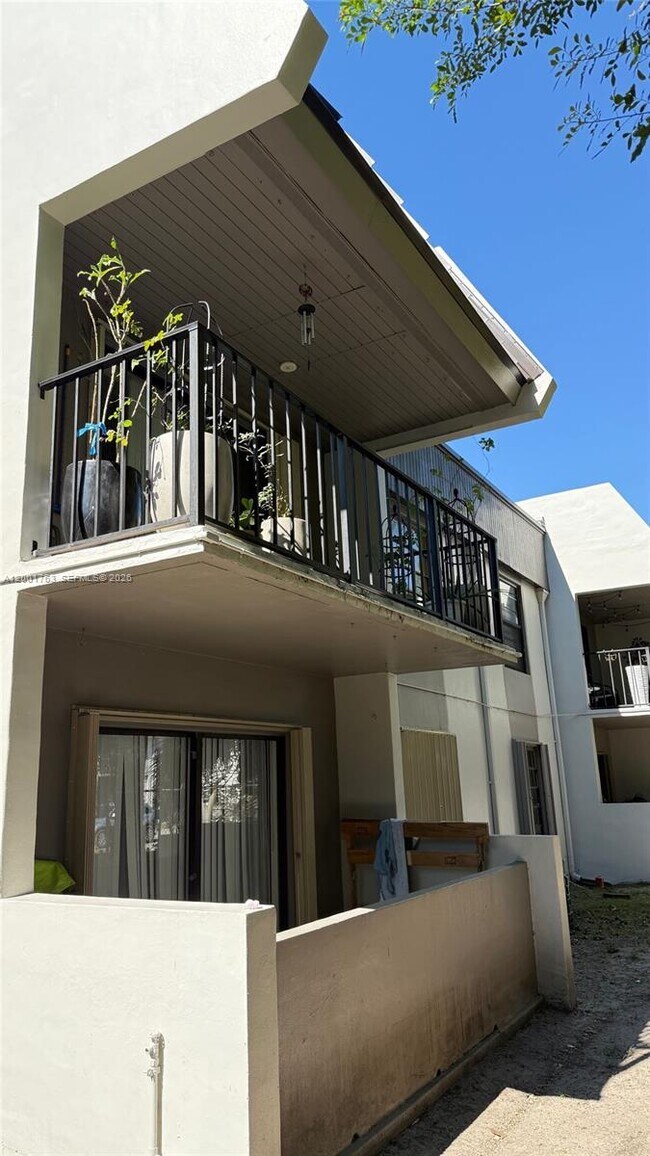 10403 N Kendall Dr in Miami, FL - Building Photo - Building Photo