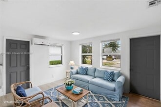 607 SW 3rd St, Unit 2 in Delray Beach, FL - Building Photo - Building Photo