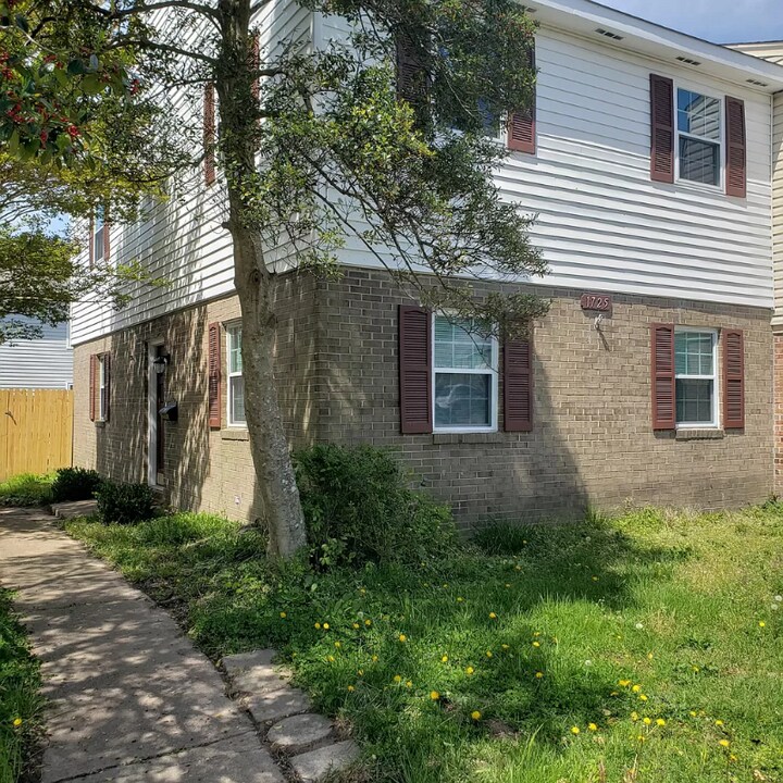 1725 Olde Buckingham Rd in Hampton, VA - Building Photo