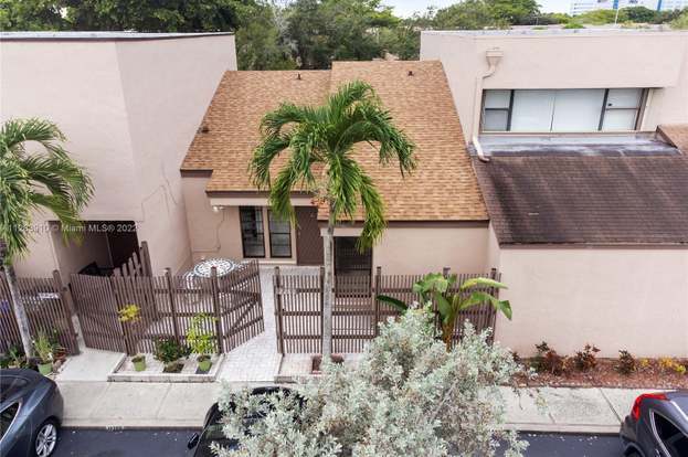 12280 NW 13th Ct in Pembroke Pines, FL - Building Photo - Building Photo