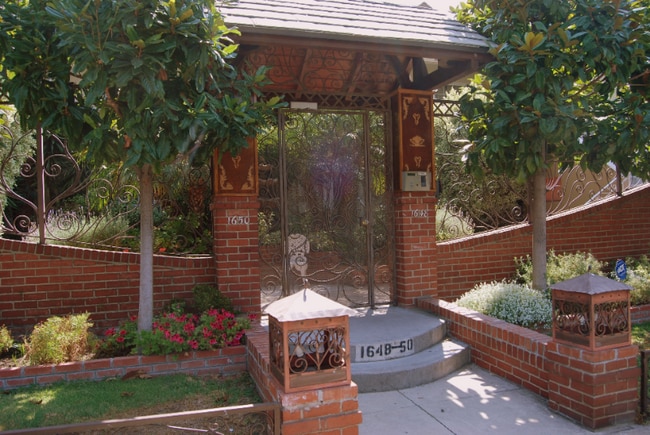 1648 Ogden Dr in Los Angeles, CA - Building Photo - Building Photo