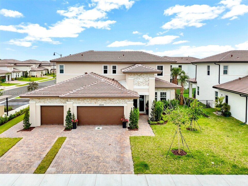 12228 SW 43rd St in Davie, FL - Building Photo