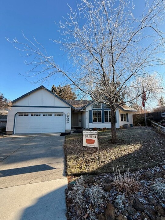 2082 NE Veronica Ln in Bend, OR - Building Photo