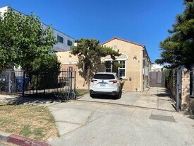 744 N Ridgewood Pl in Los Angeles, CA - Building Photo