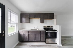 30 Midland Heights Cir in Midland, PA - Building Photo