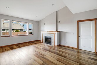 1610 SW Carnegie St in Oak Harbor, WA - Building Photo - Building Photo