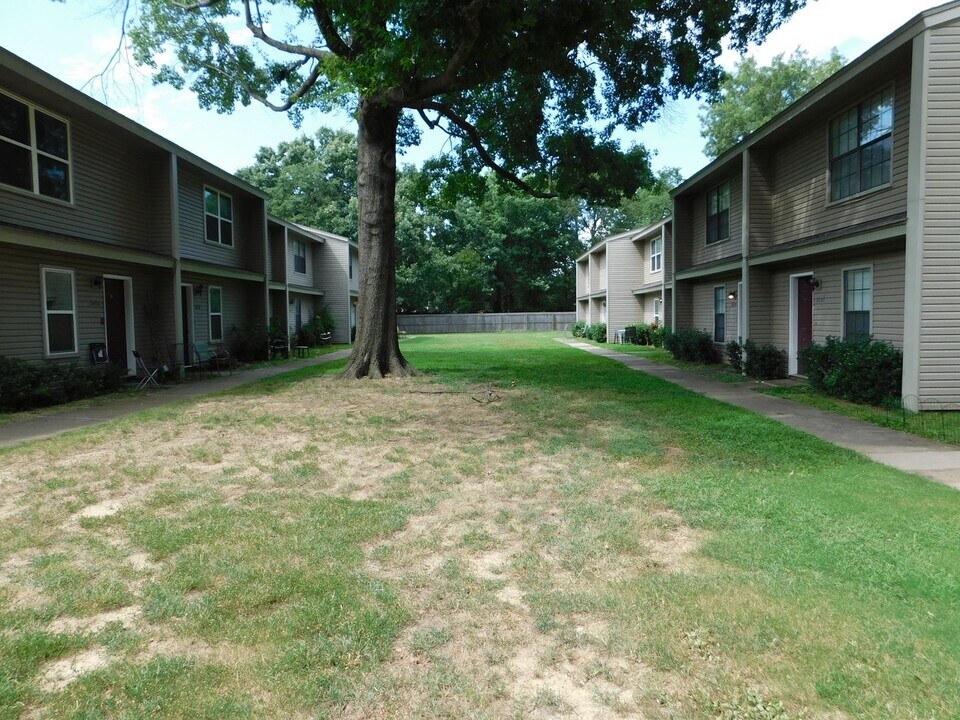 2628 E Kantz Dr in Fayetteville, AR - Building Photo