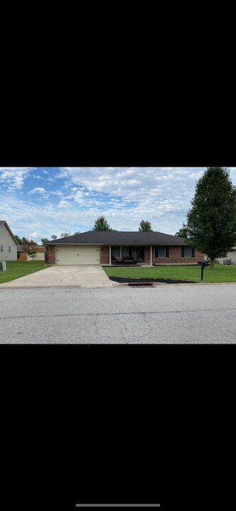 2214 Morning Glory Dr in Sellersburg, IN - Foto de edificio