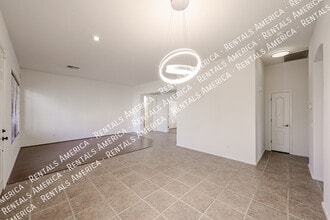 2000 W Periwinkle Way in Chandler, AZ - Building Photo - Building Photo