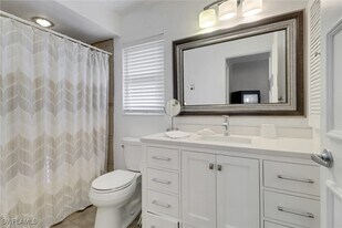 4556 Lakewood Blvd in Naples, FL - Building Photo