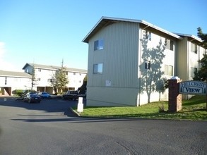 Hillcrest View Apartments in North Bend, OR - Building Photo - Building Photo