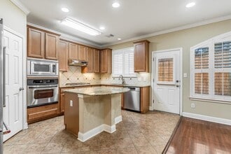 601 12 Oaks Ln in Austin, TX - Building Photo - Building Photo