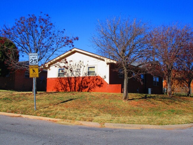 501 W Oklahoma Ave in Weatherford, OK - Building Photo - Building Photo